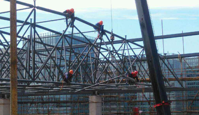 通州论网架装配施工中搭设脚手架应当留神的事故